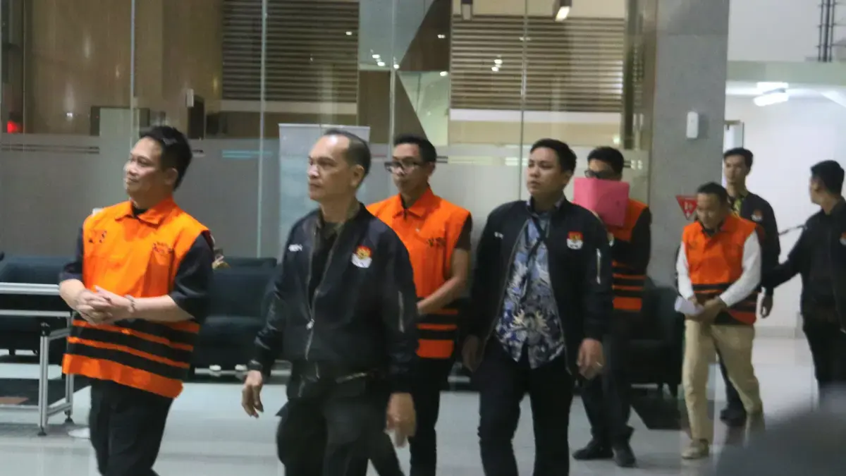 Para tersangka OTT KPK di ATR/ BPN menuju mobil tahanan usai menjalani pemeriksaan di Gedung Merah Putih KPK, Jakarta, Selasa (15/9/2026). (Dery Ridwansah/ JawaPos.com)