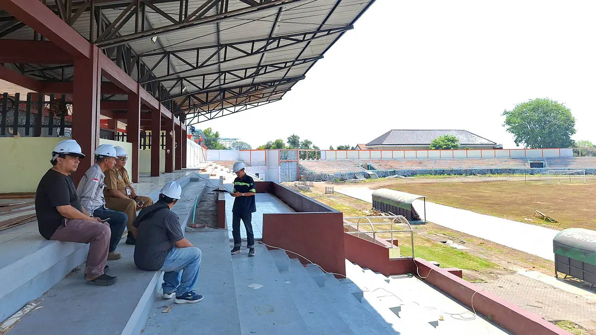 TINJAU: Kepala Dispora Kabupaten Pasuruan Agus Masjhady saat meninjau pengerjaan Stadion R Soedrasono Pogar. (Muhamad Busthomi/Radar Bromo)