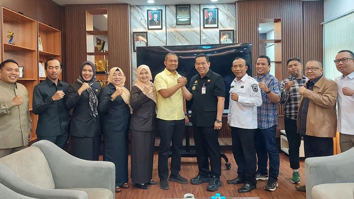 SIAP SUKSESKAN BAHLIL MINI SOCCER: Wali Kota Probolinggo dr Aminuddin (tengah) salam komando dengan ketua DPD Golkar Kota Probolinggo Fernanda Zulkarnaen (kemeja kuning), hadir pula ketua DPRD Kota Probolinggo dari Golkar Dwi Laksmi Syntha (5 dari kiri) bersama jajaran anggota DPRD dari golkar, Direktur Jawa Pos Radar Bromo HA Suyuti dan Ainul Mashudi sebagai EO (4 dan 3 dari kanan), kepala Dispopar M Abas (5 dari kanan). (Arif Mashudi/ Radar Bromo)