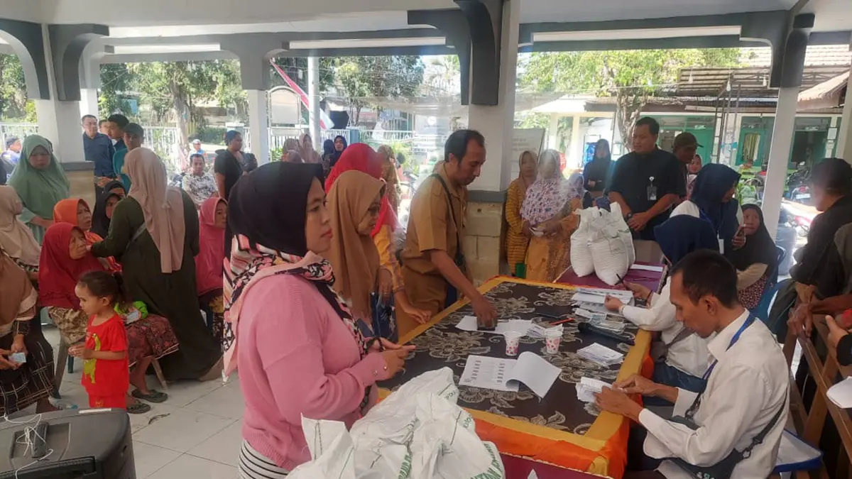 BAPANG: Ribuan warga Kota Probolinggo digelontor bantuan pangan berupa beras. (ARIF MASHUDI/JAWA POS RADAR BROMO)