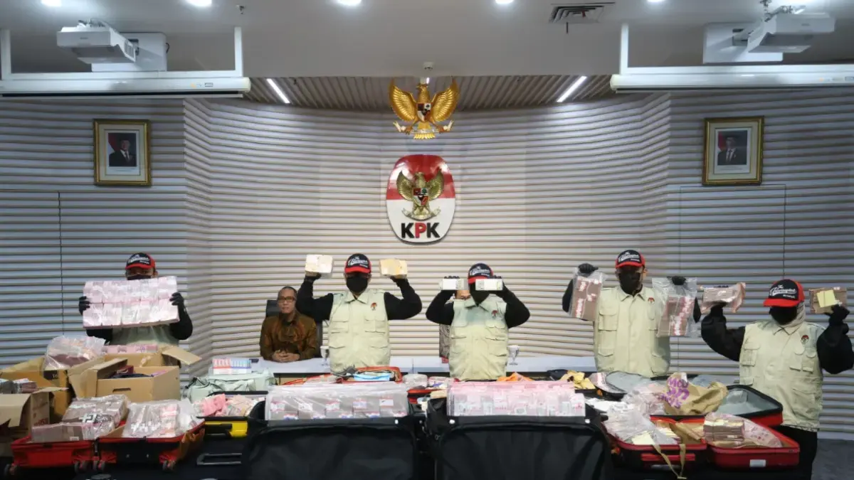 Petugas KPK menunjukkan barang bukti berupa uang tunai saat konferensi pers terkait operasi tangkap tangan (OTT) kasus dugaan korupsi pengurusan hak guna bangunan (HGB) Summarecon di Gedung Merah Putih KPK, Jakarta, Selasa (15/9/2026). (Dery Ridwansah/ JawaPos.com)