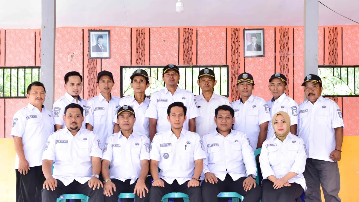 MEMBANGUN DESA: Kepala Desa Bulujaran Kidul Poniman (tengah) bersama para perangkat desa. (DIDIK PURWANTO/JAWA POS RADAR BROMO)