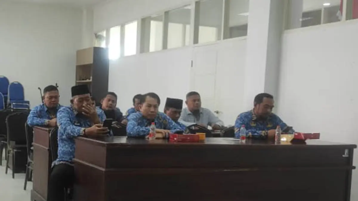 MENUJU PEREMPAT FINAL: Manajer dan perwakilan tim bersama tim teknis seusai technical meeting di aula kantor Dinas Pemuda dan Olahraga, Kamis (17/9). (Foto: Untoro Ariyadi/Jawa Pos Radar Bromo)