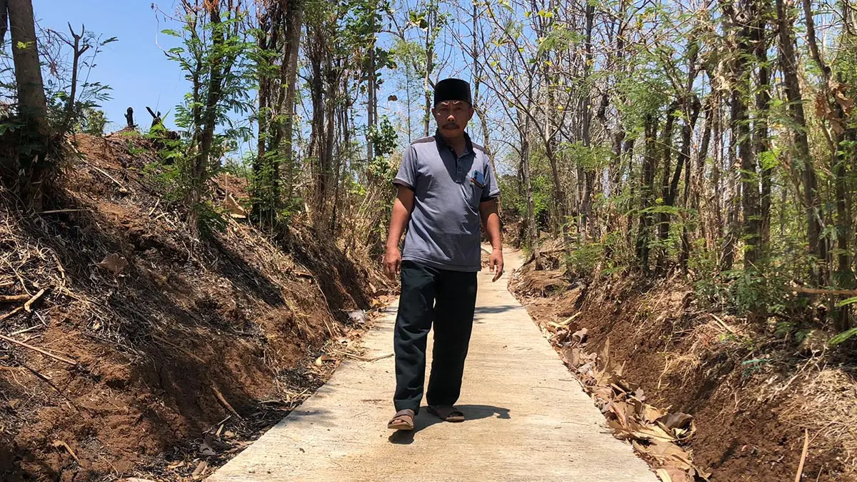 NYAMAN: Kepala Desa Gunungtugel Asen saat di lokasi rabat beton jalan desa di Dusun Karang Tengah, Desa Gunungtugel, Kecamatan Bantaran, Kabupaten Probolinggo.