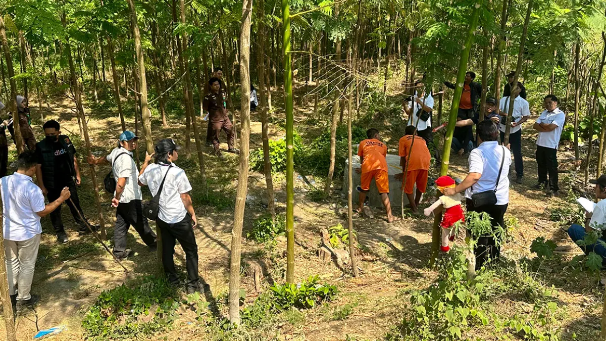 REKONSTRUKSI: Petugas melakukan rekonstruksi pembunuhan SM di Dusun Wakaf, Desa Alassumur Kulon, Kecamatan Kraksaan.