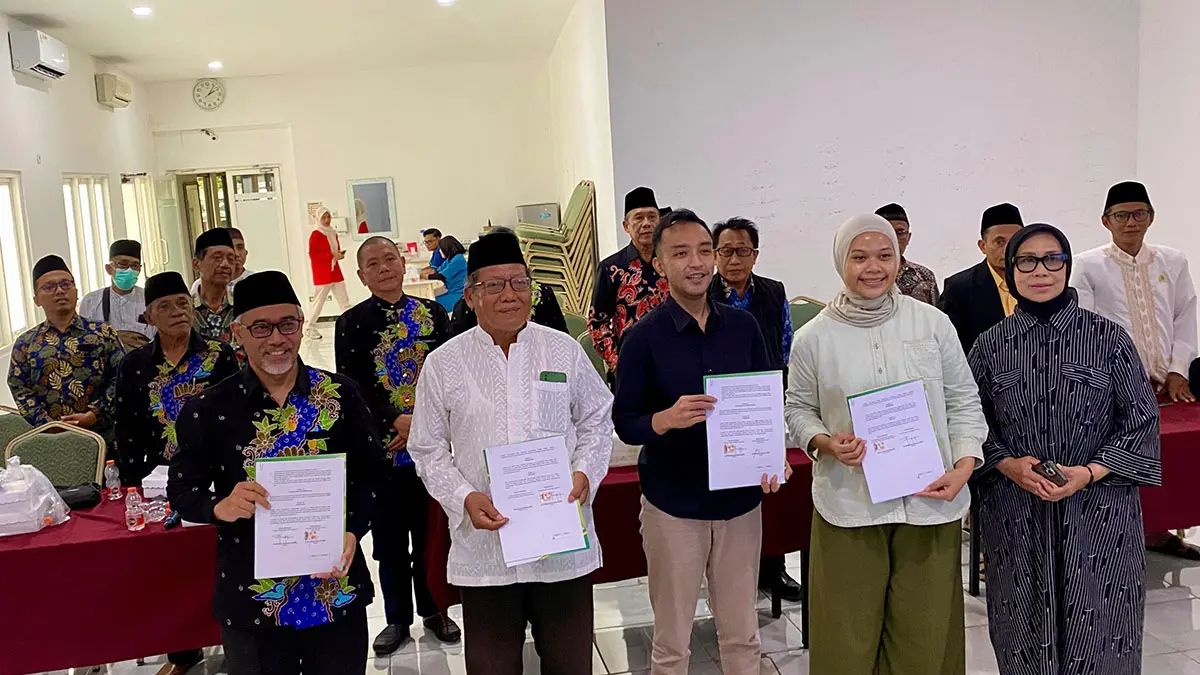 JALIN KERJA SAMA: Dirut PT Disa Prima Prima Endang Sadi (depan, kanan), Sekum MUI Kota Probolinggo M. Dawam Ihsan  (depan, dua dari kiri), Ketua FKUB Kota Probolinggo Ahmad Hudri (depan, kiri), Direktur RSDH dr. Ifit Bagus Apriantono (depan, tiga dari dari kanan), Direktur PT Disa Prima Prima dr. Sefrina Trisadi (dua dari kanan) berpose menunjukkan MoU antara RSDH-MUI dan FKUB Kota Probolinggo.