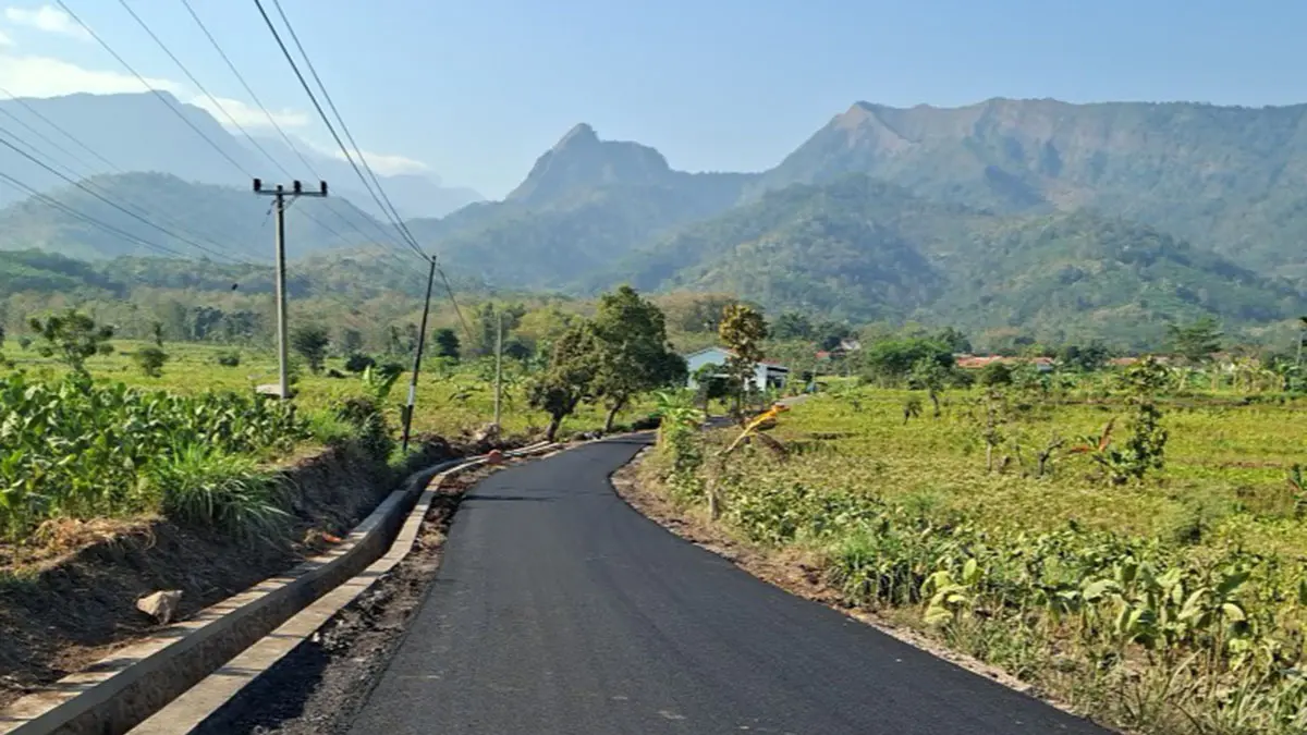 LEBIH BAIK: Jalan Gondusuli, Kecamatan Pakuniran, semakin aman dilintasi setelah rampung diperbaiki. Jalan ini masuk dalam peket pekerjaan Dinas PUPR tahun ini.&nbsp;(ISTIMEWA)