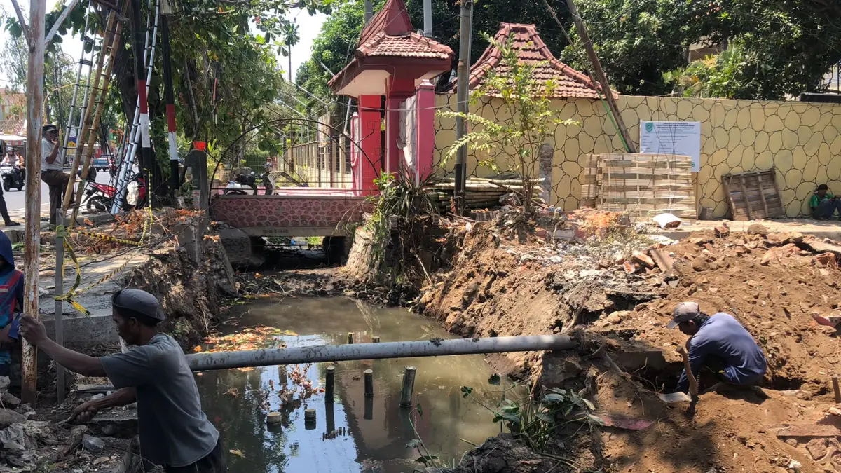 PROYEK: Sejumlah pekerja memperbaiki jalan dan drainase di Jalan Citarum, Kecamatan Kanigaran, Kota Probolinggo, Jumat (18/9). (INNEKE AGUSTIN/JAWA POS RADAR BROMO)