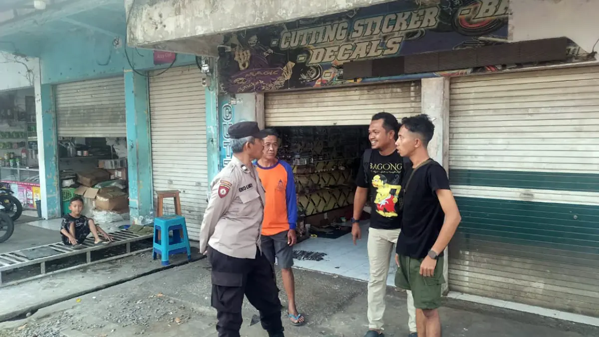 TKP: Polisi saat meninjau lokasi pencuri melempar bondet saat tepergok.