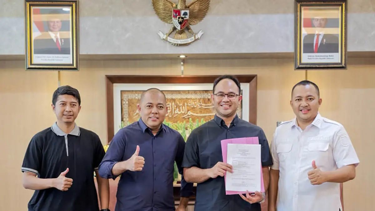 ANGIN SEGAR: CEO Persekabpas Rusdi Sutejo dan manajemen bersama pihak sponsor. (Foto: Istimewa)