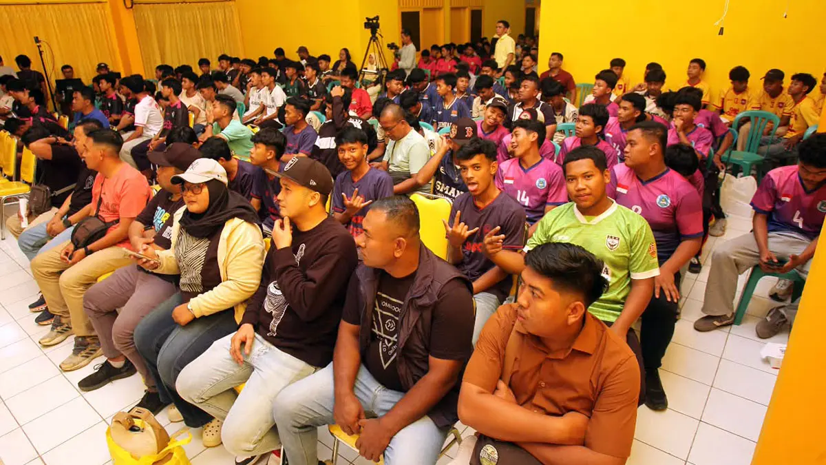 ANTUSIAS: Para pemain dan ofisial saat mengikuti delegate meeting Bahlil Mini Soccer di kantor DPD Golkar Kota Probolinggo, Sabtu (19/9). (Mokhamad Zubaidillah/ Radar Bromo)