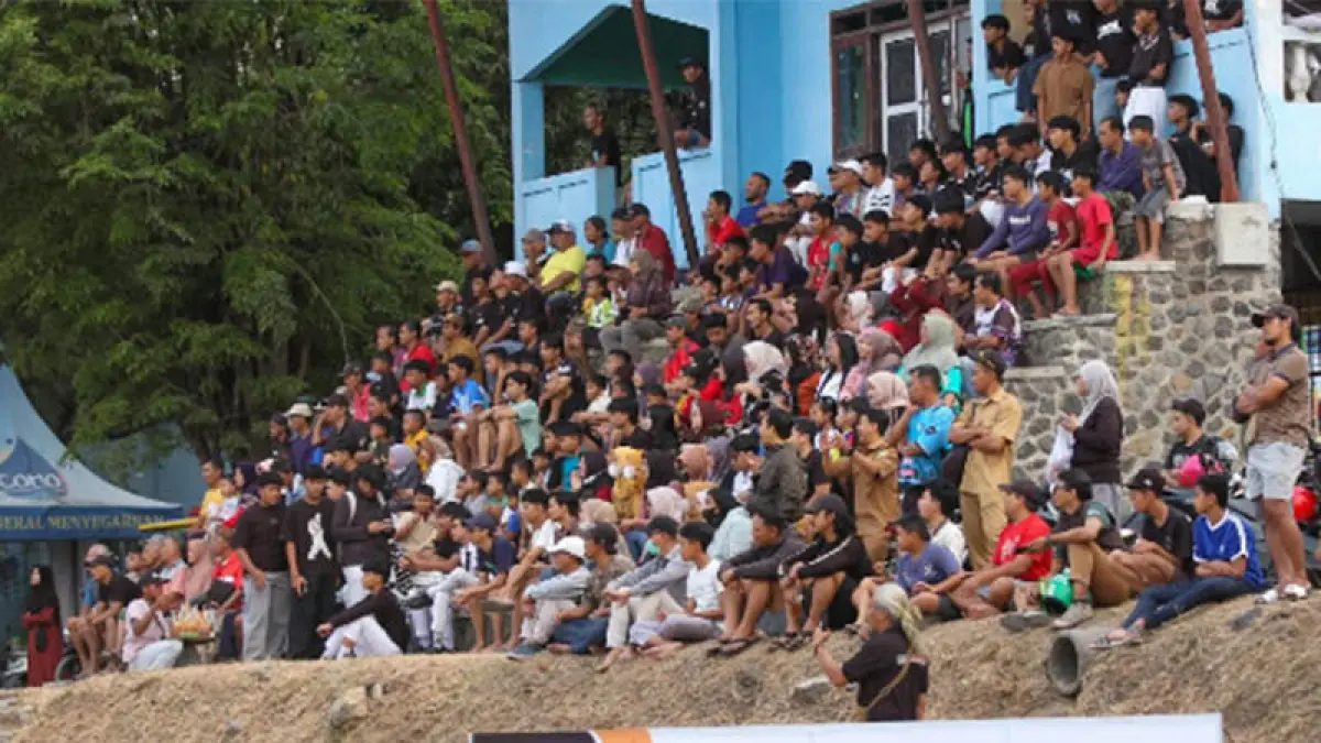 DINILAI: Supporter Pandaan FC saat menonton di Lapangan Plumbon. Dispora juga menyiapkan hadiah bagi supporter terbaik. (Foto: M Zubaidillah/Jawa Pos Radar Bromo)