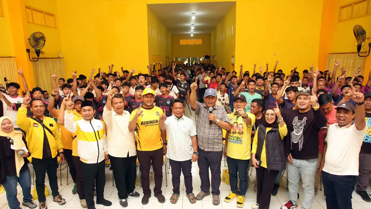 ASYIK MENUJU PUNCAK: Jajaran DPD Golkar Jatim, Golkar Kota/ Kabupaten Pasuruan, Golkar Kota/ Kabupaten Probolinggo, beserta sejumlah peserta Bahlil Mini Soccer berpose bersama usai acara delegate meeting yang digelar di kantor DPD Golkar Kota Probolinggo (19/9). (Mokhamad Zubaidillah/ Radar Bromo)