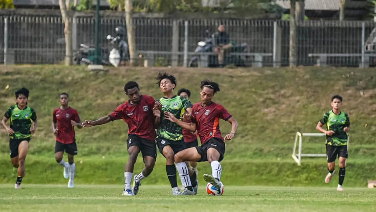 MAKIN KUAT: Skuad Persekabpas saat berujicoba melawan Pasuruan United. Persekabpas mendapat suntikan sponsor baru. (Foto: Istimewa)