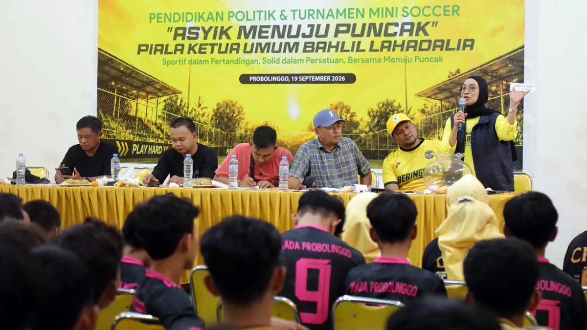 UNDIAN: Ketua DPD Golkar Kabupaten Pasuruan Nik Sugiharti saat mengambil bola berisi tim peserta saat drawing Bahlil Mini Soccer Zona 9 Pasuruan-Probolinggo, Sabtu (19/9). (Mokhamad Zubaidillah/ Radar Bromo)
