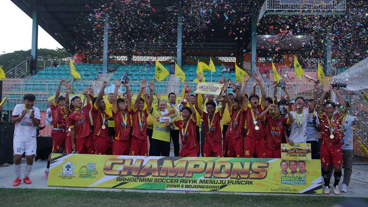DOMINAN: Pemain-pemain SMAN 3 Bojonegoro merayakan keberhasilan meriah juara pertama Turnamen Bahlil Mini Soccer Zona Bojonegoro di Stadion Letjend Soedirman (SLS), 15 September lalu. Mereka menumbangkan MAN 1 Bojonegoro di laga pemungkas dengan skor 4-0. (Radar Bojonegoro)