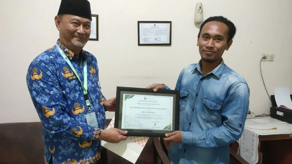 APRESIASI: Kepala Kantor Kemenag Didik Kurniawan menyerahkan piagam penghargaan kepada Abdul Mannan atas feedback yang diberikan atas layanan Kemenag, Kamis (17/9).