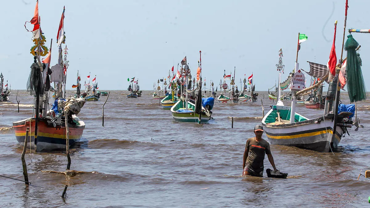 BERPOTENSI TERGANGGU: Deretan perahu nelayan tampak bersandar di tepian pantai wilayah pesisir Pasuruan, Jawa Timur. (Dokumen Radar Bromo)