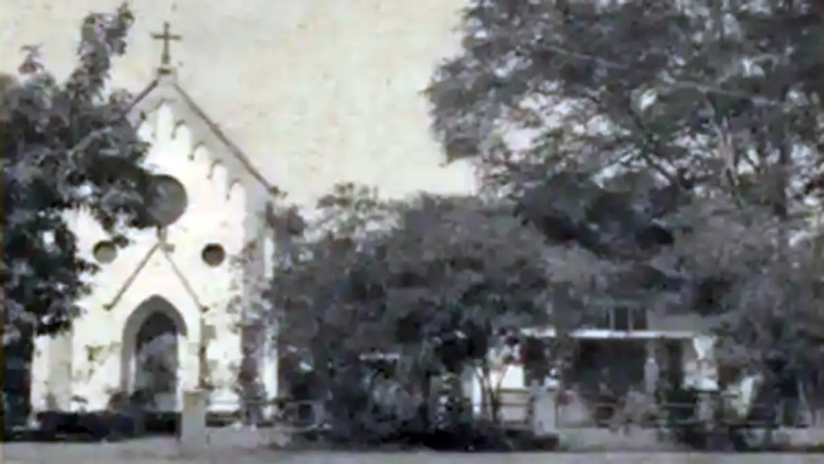 BERSEJARAH: Potret gedung Gereja St. Antonius Padua di wilayah Kota Pasuruan di era kolonial Belanda. (Istimewa)
