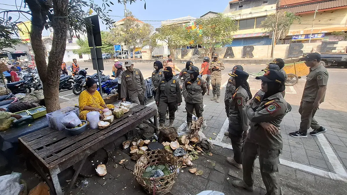 DIBONGKAR: Petugas Satpol PP dengan dukungan puluhan petugas gabungan menertibkan PKL-PKL di Pasar Besar Kota Pasuruan, Sabtu (19/9). Semua lapak dibongkar, lalu dipindah ke tempat yang sudah disediakan.