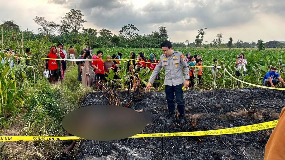 KELUARGA ANGGAP MUSIBAH: Petugas saat melakukan olah TKP lansia terbakar saat bakar sampah di ladang tebu Liprak Wetan, Banyuanyar, Probolinggo.