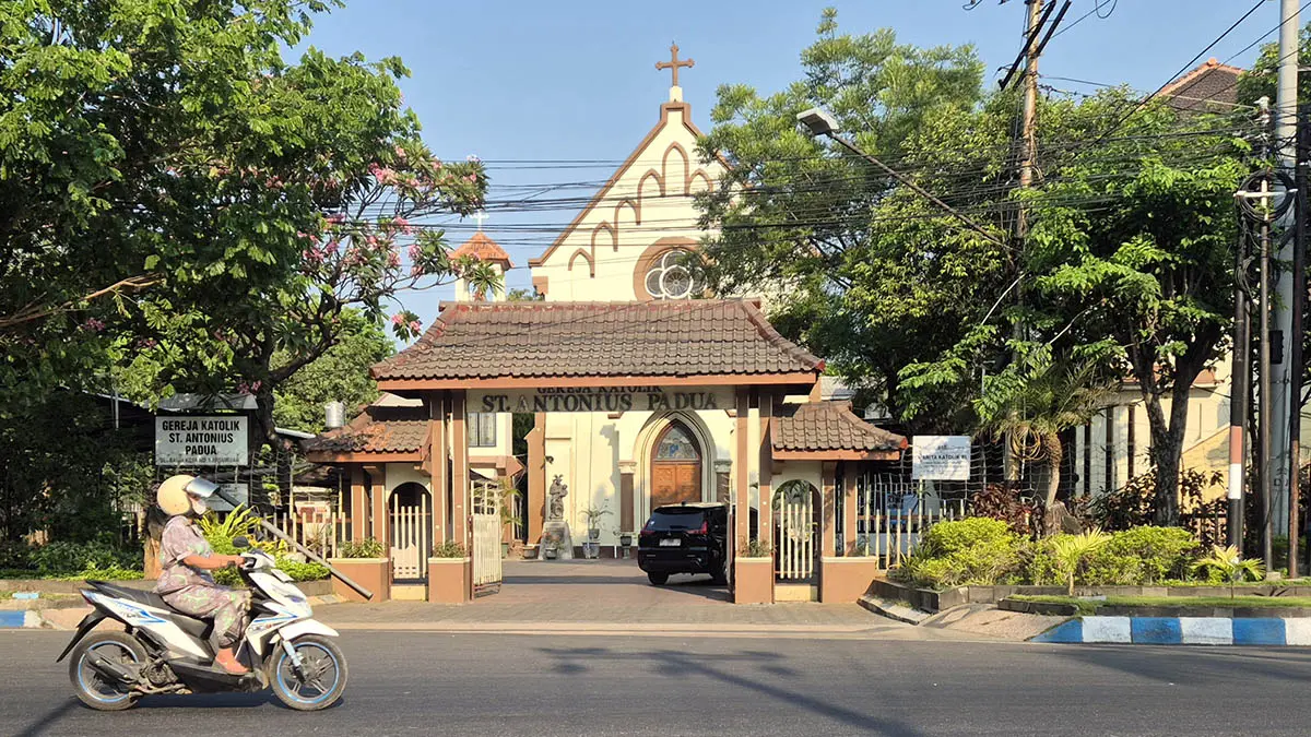 KOKOH: Bangunan Gereja St. Antonius Padua Pasuruan yang hingga kini berdiri kokoh seiring perubahan zaman. (Fahrizal Firmani/Radar Bromo)