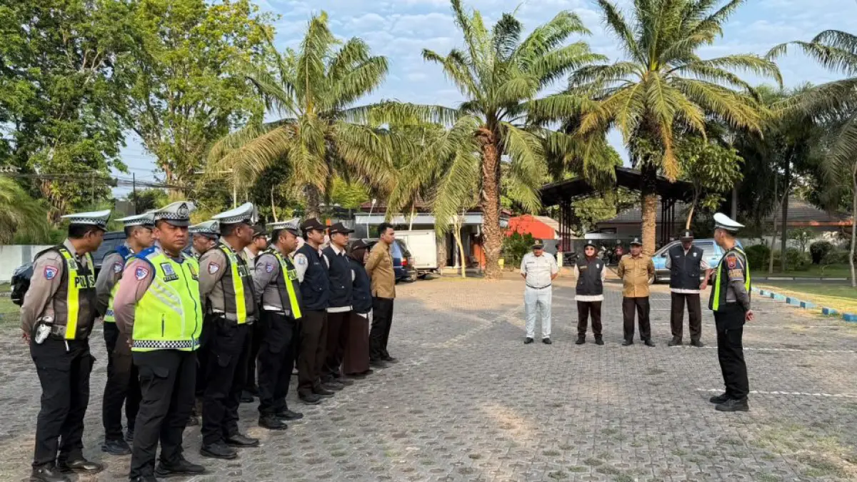 OPERASI: Tim bagungan menemukan 22 pelanggaran STNK&nbsp;dan dua pelanggaran&nbsp;SIM&nbsp;ketika menggelar operasi gabungan di depan MPP&nbsp;Kabupaten Probolinggo, Kamis (17/9). (ISTIMEWA)