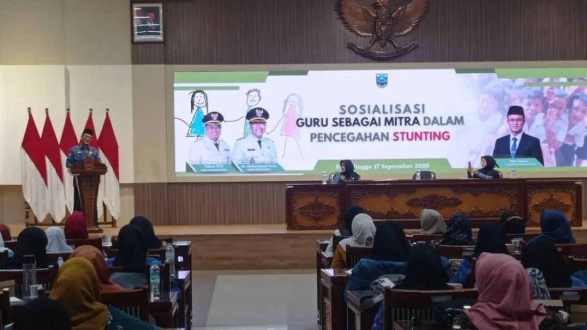 PUNYA PENGARUH:&nbsp;Kepala Disdikdaya Kabupaten Probolinggo Hary Tjahjono dalam sosialisasi guru sebagai mitra dalam pencegahan stunting dan perkawinan anak. (Foto: Istimewa)