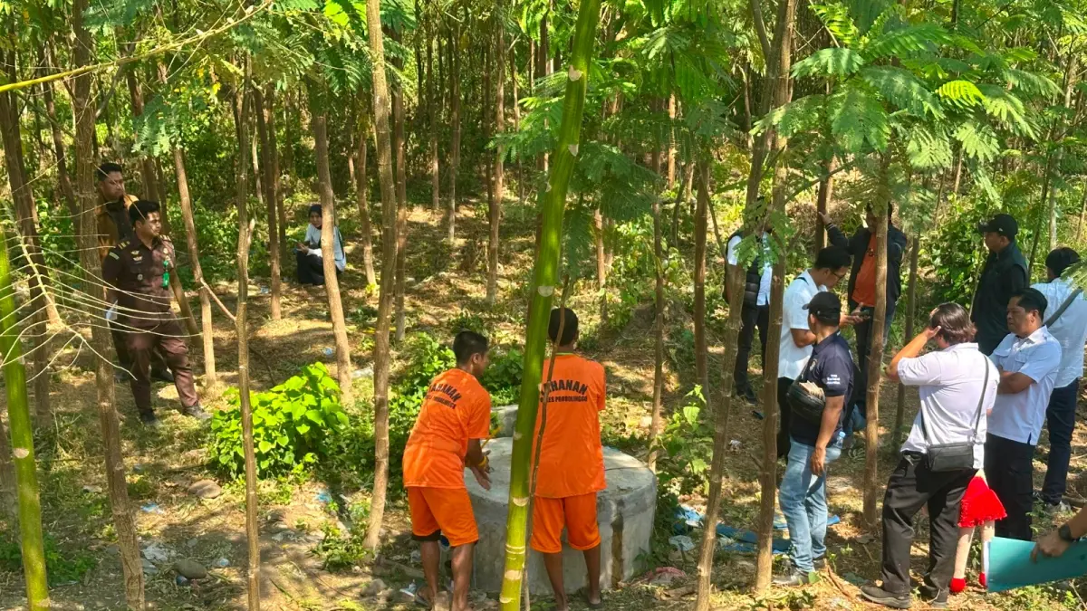 REKONSTRUKSI:&nbsp;Petugas melakukan rekonstruksi pembunuhan SM di Dusun Wakaf, Desa Alassumur Kulon, Kecamatan Kraksaan. (Foto : Istimewa)