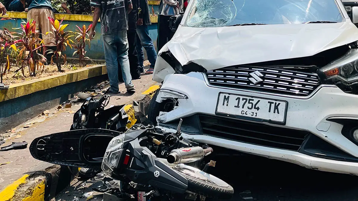 RINGSEK: Motor Honda Beat yang dikendarai korban, ringsek diseruduk Ertiga. (Istimewa)