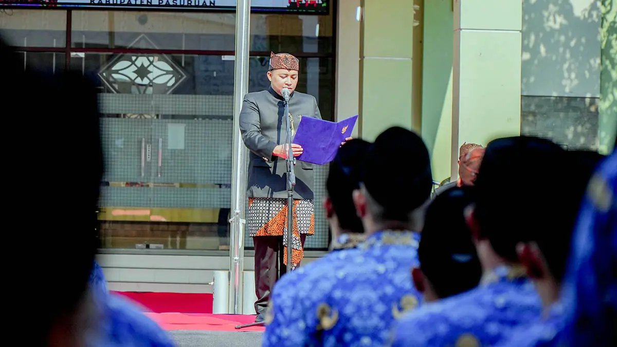 TRANSFORMASI BIROKRASI: Bupati Pasuruan, HM Rusdi Sutejo, saat memimpin upacara peringatan Hari Jadi Kabupaten Pasuruan ke-1097 di Kompleks Perkantoran Raci. (Muhamad Busthomi/Radar Bromo)