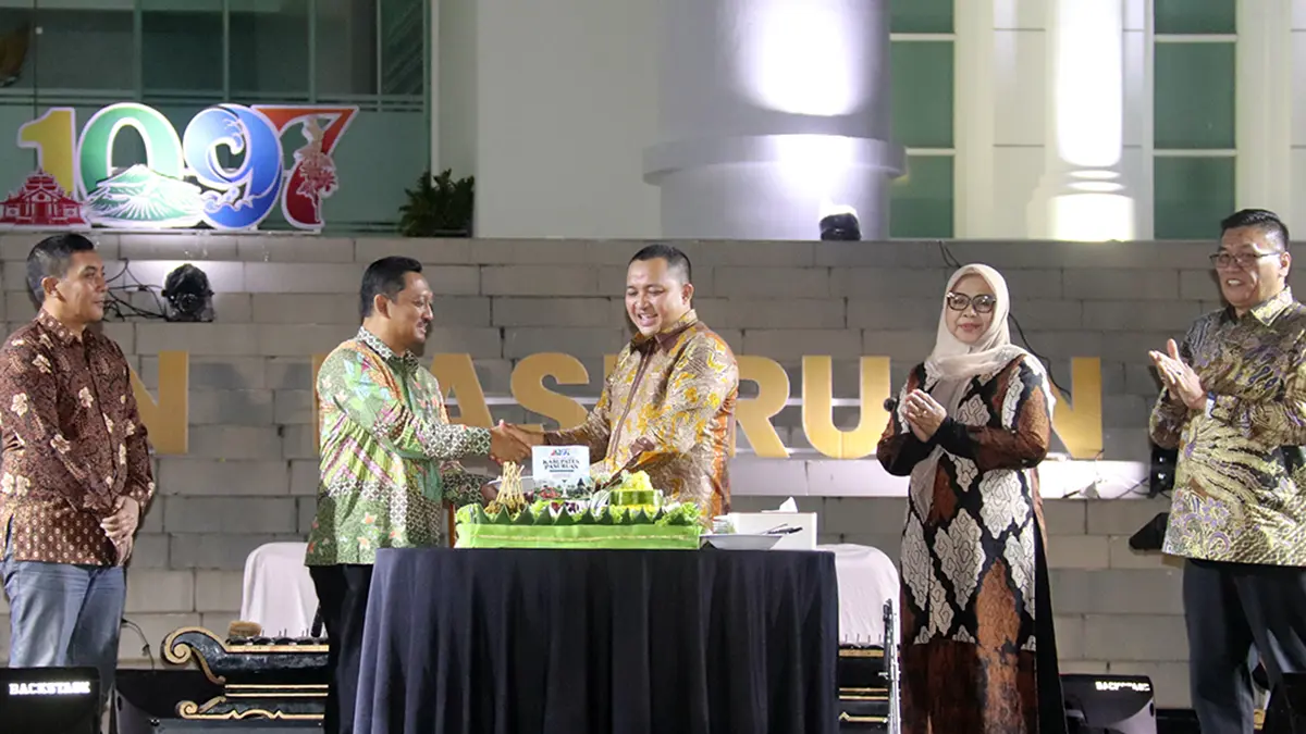 KEBERSAMAAN: Penyerahan tumpeng sebagai rasa syukur dari Mas Rusdi kepada Imam Hidayat, Asisten 1 Pemprov Jatim.