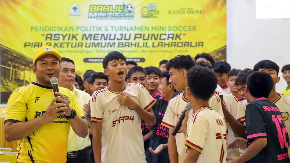 BAKAR SEMANGAT: Ketua DPD Partai Golkar Kota Probolinggo, Fernanda Zulkarnain (kiri) saat memberikan semangat pada tim pelajar asal Kota Probolinggo yang akan bertanding dalam ajang Bahlil Mini Soccer di Kantor DPD Golkar Kota Probolinggo, Sabtu (19/9). (Mokhamad Zubaidillah/ Radar Bromo)