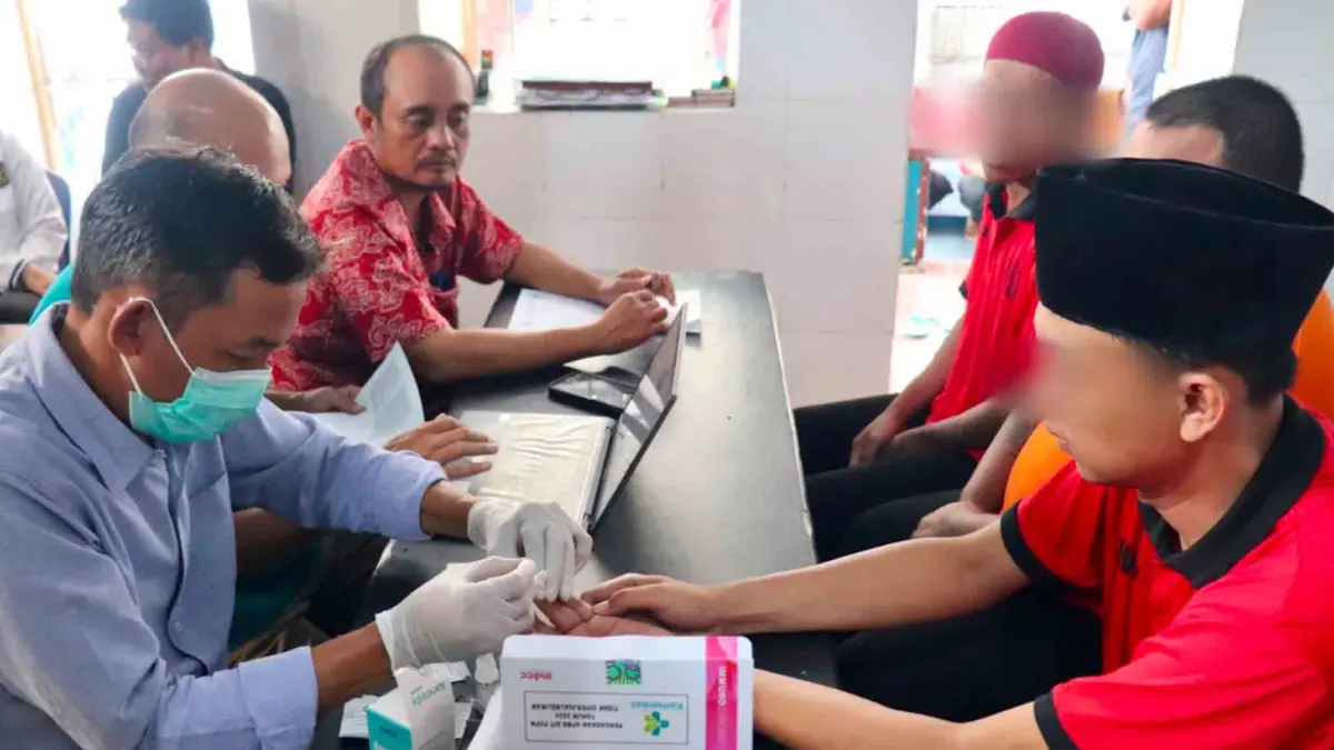 DETEKSI:&nbsp;Rutan Kelas IIB Kraksaan&nbsp;memeriksa kesehatan sejumlah tahanan baru. Terutama berkaitan dengan HIV. (ACHMAD ARIANTO/JAWA POS RADAR BROMO)