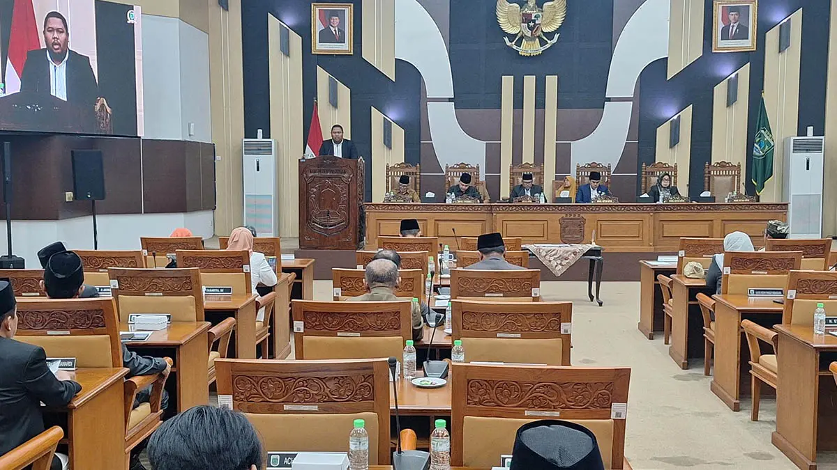 DIPARIPURNAKAN: Paripurna pengesahan Raperda Perusahaan Perseroan Daerah Pasuruan Lestari Jaya yang berlangsung, Senin (21/9). (Muhamad Busthomi/Radar Bromo)