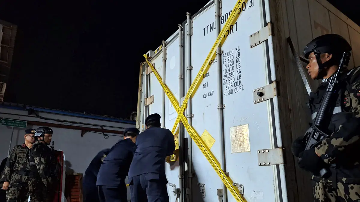 DISEGEL: Penyegelan PT Baramuda Buana (PT BB) yang lokasinya berdekatan dengan PT Mega Marine Pride (MMP) di Desa Wonokoyo, Kecamatan Beji. Sebanyak 885 ton udang impir milik PT MMP dan 15 milik PT BB ton udang ditahan oleh Kementerian Kelautan dan Perikanan (KKP), Senin sore (21/9). (M Busthomi/ Radar Bromo)