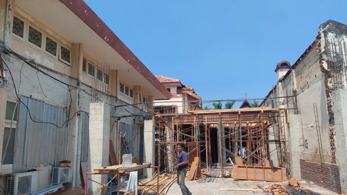 MOLOR: Progres&nbsp;pengerjaan proyek gedung DPRD Kota Probolinggo masih minus. (ARIF MASHUDI/JAWA POS RADAR BROMO)