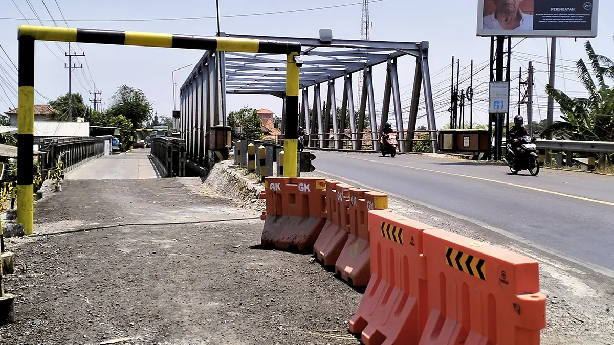 SIAP DIFUNGSIKAN : Jembatan bailey kini dilengkapi CCTV. Hingga kini belum ada kepastian kapan rehabilitasi Jembatan Pajarakan akan dilaksanakan. (Achmad Arianto/ Radar Bromo)