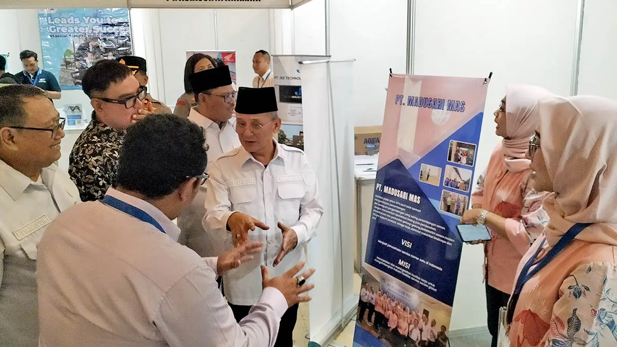 TINJAU STAN: Wakil Bupati Pasuruan HM Shobih Asrori (Gus Shobih) berdialog dengan perwakilan manajemen saat meninjau salah satu stan perusahaan dalam pembukaan bursa kerja (Job Fair) 2026 di Taman Candra Wilwatikta, Kecamatan Pandaan, Rabu (23/9). (Rizal Syatori/Radar Bromo)