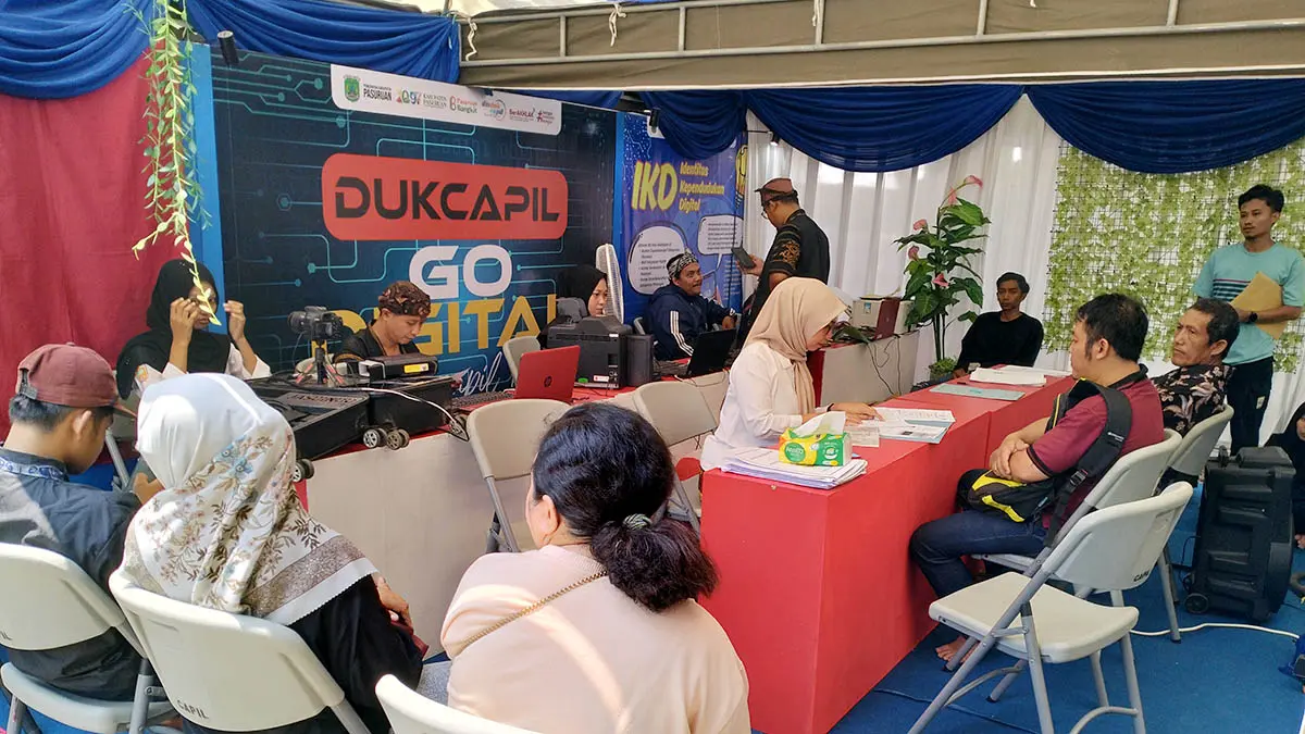 ANTRE: Sejumlah warga yang menyerbu stan Dispendukcapil Kabupaten Pasuruan untuk mendapatkan layanan adminduk. (Rizal Syatori/Radar Bromo)