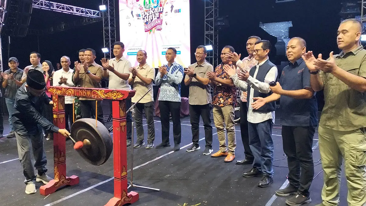 DIRESMIKAN: Wakil Bupati Pasuruan Gus Shobih saat memukul gong, penanda dimulainya gelaran Pekan Raya Pasuruan 2026. (Rizal Syatori/Radar Bromo)