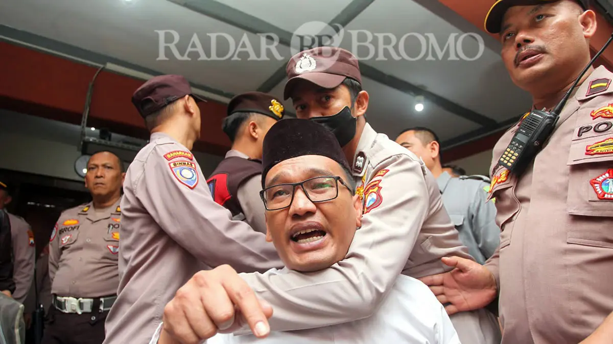 HUKUMAN MATI: Terkdawa Agus Muhamad Saleman nampak syok usai mendengar vonis majelis hakim yang menyatakan hukuman mati untuknya, Rabu siang (23/9). (Mokhamad Zubaidillah/ Radar Bromo)