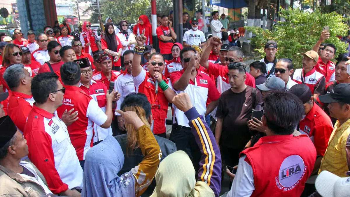 KAWAL KEADILAN: Massa dari LIRA, saat menggelar aksi di luar PN Malang, Rabu (23/9) sesaat sebelum sidang pembunuhan mahasiswi UMM oleh kakak iparnya yang seorang pecatan polisi digelar. (Mokhamad Zubaidillah/ Radar Bromo)
