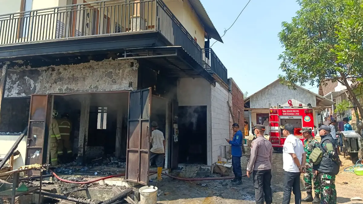 LUDES: Rumah dan toko milik Alima yang ludes terbakar. Insiden itu diduga terjadi saat aktivitas memasak ditinggal.