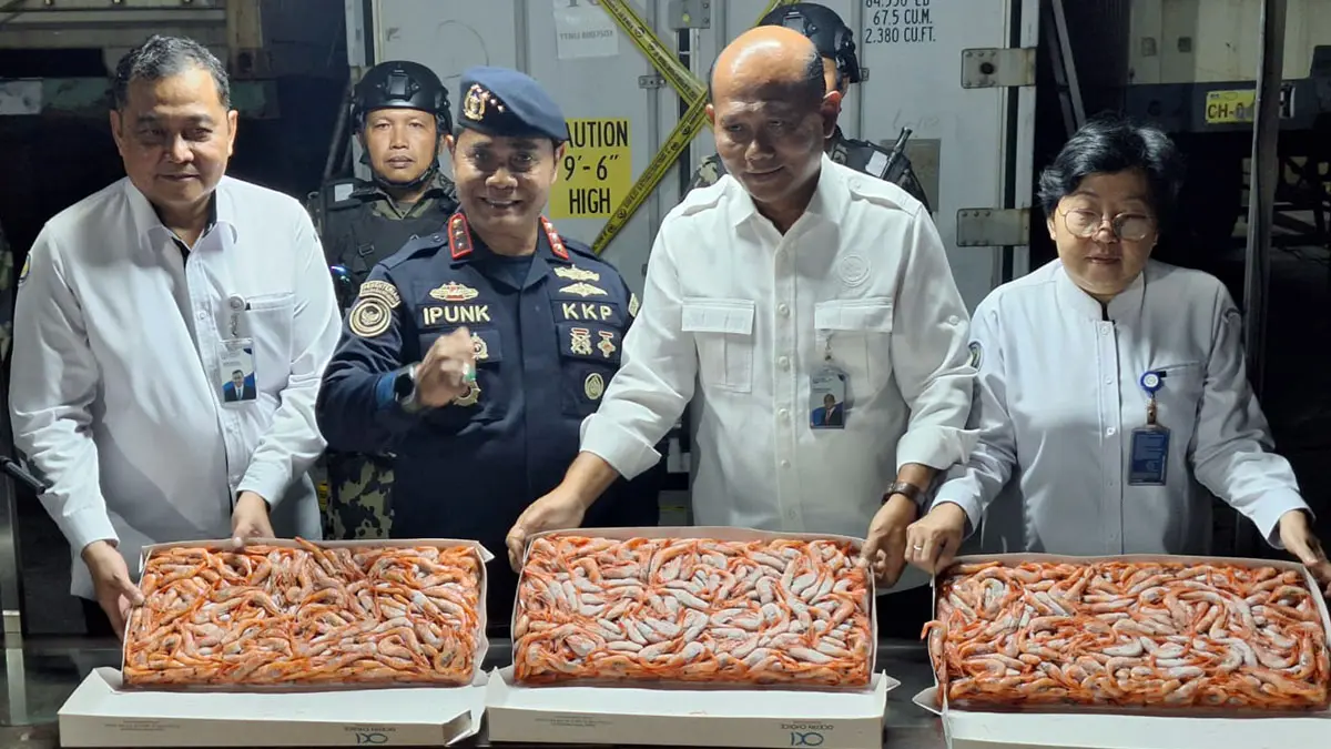 Petugas saat menunjukkan udang impor yang diduga reject saat press release. (M Busthomi/ Radar Bromo)