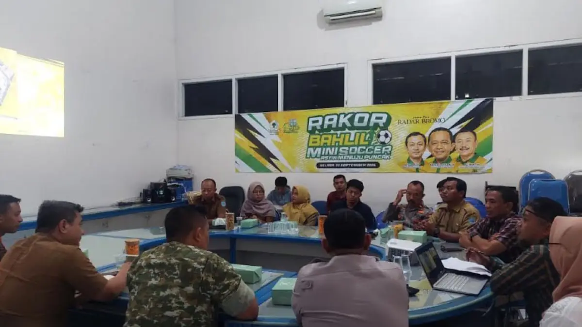 RAKOR: Panitia Bahlil Mini Soccer U-17 Zona 9 Pasuruan-Probolinggo menggelar rakor di Kantor Jawa Pos Radar Bromo, Selasa (22/9). (ARIF MASHUDI/JAWA POS RADAR BROMO)