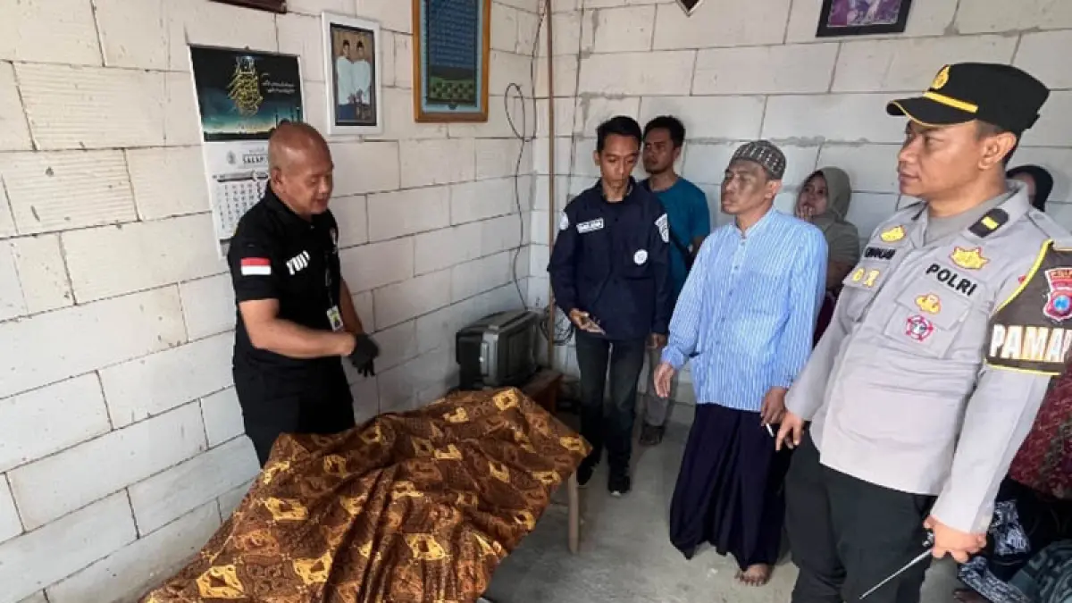 RUMAH DUKA: Jenazah Makhrus yang ditemukan di aliran Sungau Welang. Rabu (23/9) pagi. (Foto : Polres Pasuruan Kota for Jawa Pos Radar Bromo)
