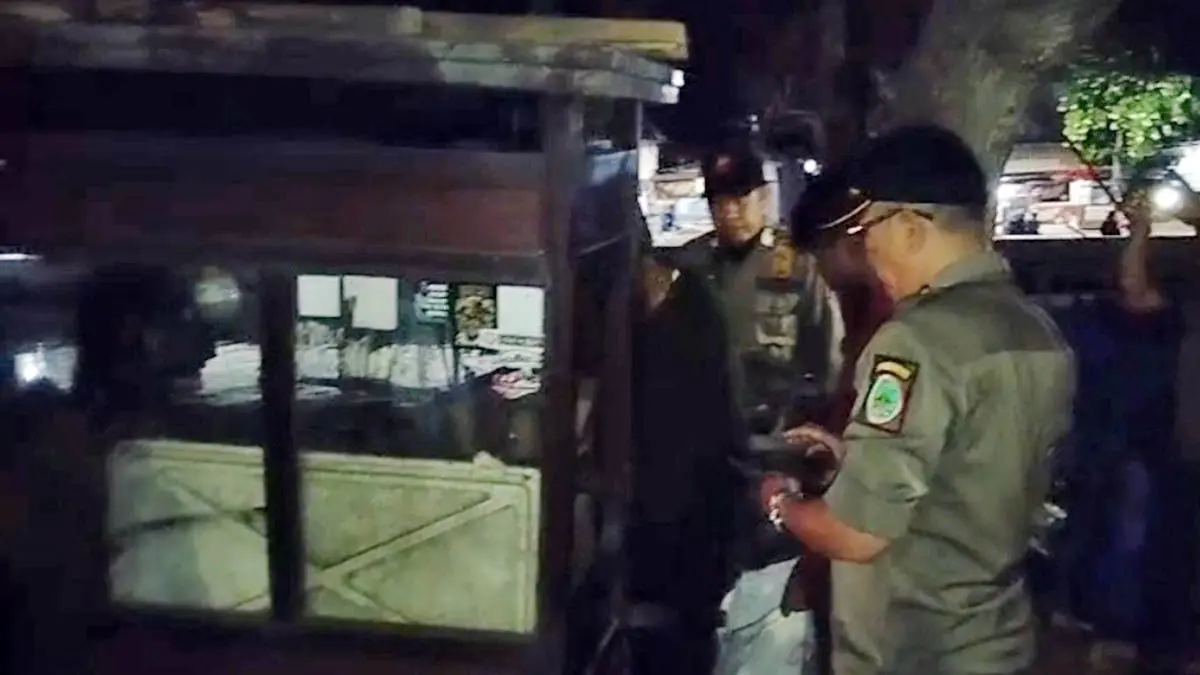 SISIR: Petugas gabungan saat melakukan razia miras di wilayah Kota Pasuruan. (Satpol PP Kota Pasuruan for Radar Bromo)