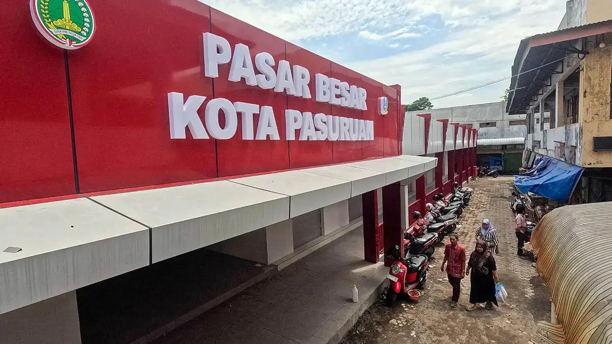 STERIL: Suasana Pasar Besar Kota Pasuruan. Saat ini, Satpol PP Kota Pasuruan tengah gencar melakukan sterilisasi kawasan setempat dari PKL yang berjualan di luar area pasar. (Dokumen Radar Bromo)