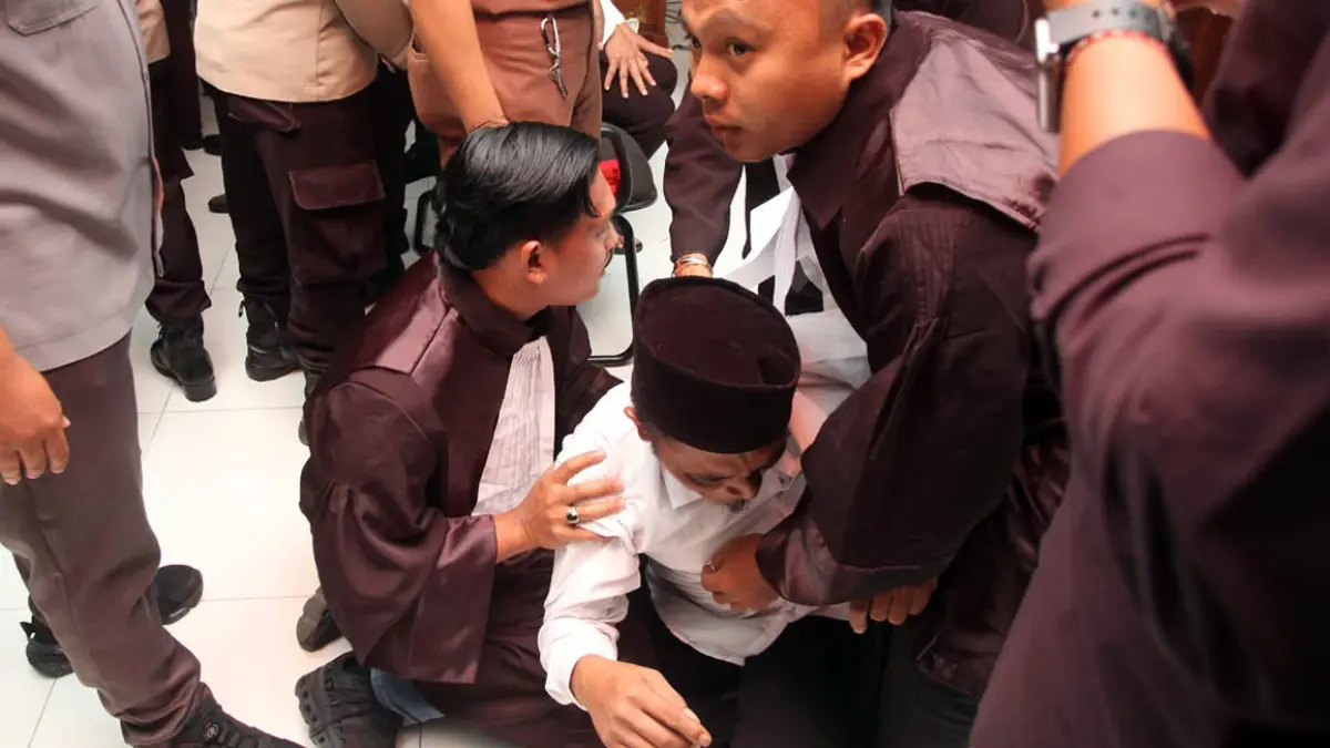 SYOK: Suyitno nampak lemas usai mendengar vonis hukumannya. (Mokhamad Zubaidillah/ Radar Bromo)